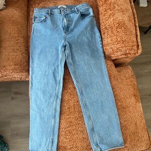 Abercrombie Ultra High Rise 90s Straight Jean Color: MEDIUM Size: MEDIUM 33S